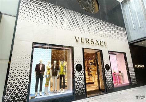 visual merchandiser versace|Versace SS 2021 .